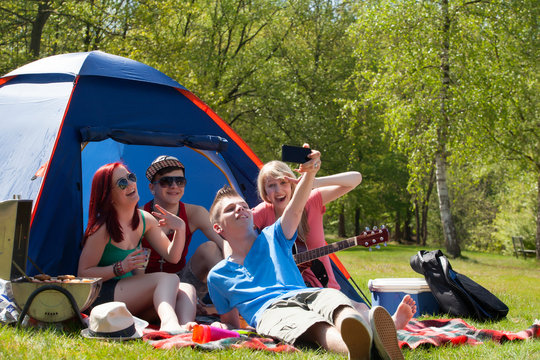 Young teenagers are taking a picture