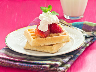 Brüssler Waffeln mit Erdbeeren und Schlagsahne.