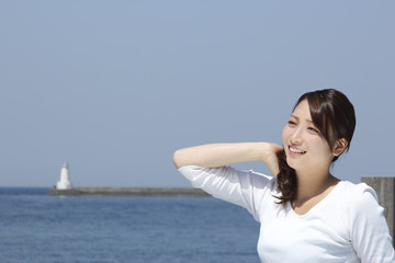 Fototapeta premium 海辺の若い女性
