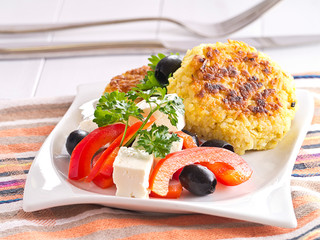 Bratlinge aus Reis mit Paprika-Schafskäse-Oliven Salat.