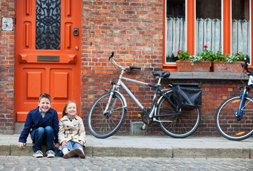 Naklejka premium Kids outdoors in city