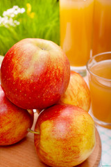 Read apples and juice