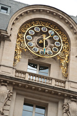 Horloge dorée sur immeuble parisien