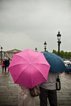 touristes place de la Concorde sous la pluie