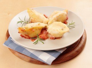 conchiglioni on white plate © SpaPartners