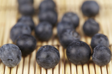 Heidelbeeren auf einem Bambusset
