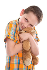 Kleiner Junge mit seinem Teddybär