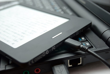 電子ブックリーダーとノートパソコン
