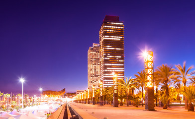 vue de nuit des gratte-ciel à Barcelone