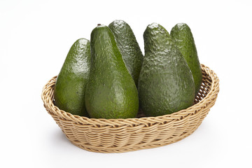 Korb mit Avocados