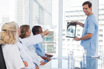 Doctor explaining a radiography