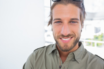 Obraz premium Cheerful man in creative office