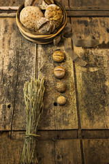 Unterschiedliche Brotsorten auf Holz