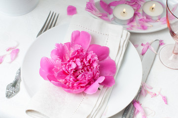Fototapeta na wymiar Szczęśliwego tabeli z różowych piwonii