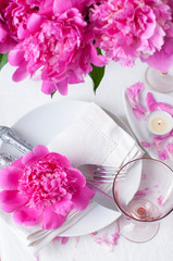 Obraz na płótnie Canvas Szczęśliwego tabeli z różowych piwonii