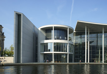 Paul-Löbe-Haus am Spreeufer