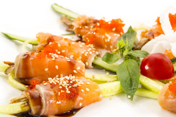 Рыбные рулеты со свежим огурцом и красной икрой