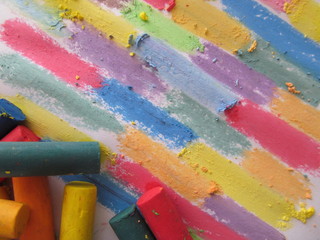 coloreando alegremente en casa