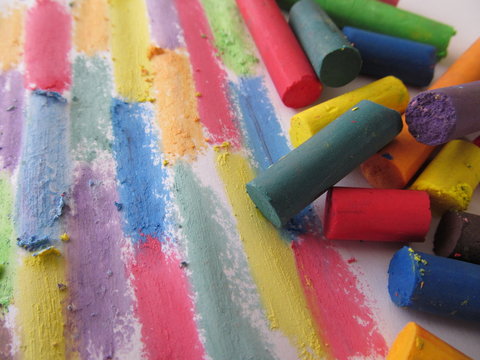 alegres colores en el cuaderno de dibujo