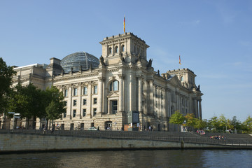 Fototapeta na wymiar Reichstag na Spreebogen