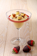 dessert in bicchiere crema fragole e pan di spagna