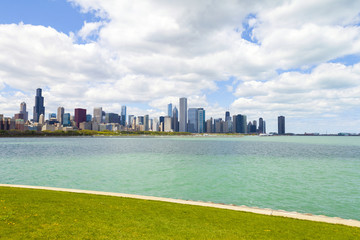 Obraz premium bicycle path with downtown chicago