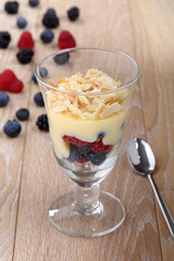 dessert in bicchiere crema con frutti di bosco e millefoglie