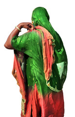Donna indiana in abito tradizionale, isolata su fondo bianco