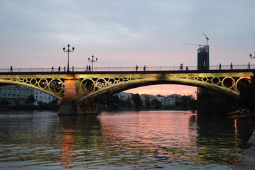 EL PUENTE DE ISABEL II AL ATRDECER. SEVILLA
