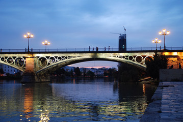 Fototapeta na wymiar Most Triana, w Sewilli z odbicia na wodzie