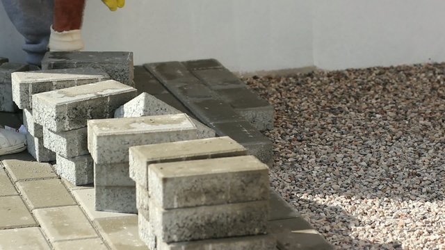 muratore posa mattoni ad incastro