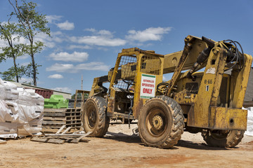Obraz premium Old rusty forklift on construction site