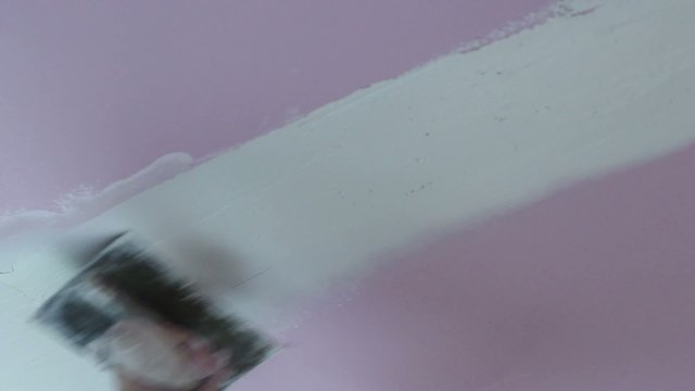 Operaio stucca il soffitto