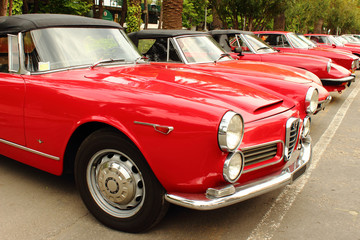 Fototapeta na wymiar Zbieranie starych czerwonych samochodów