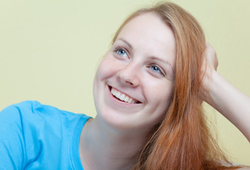 Fototapeta premium Junge Frau strahlt vor Freude