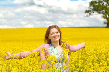 Fototapeta premium glückliche frau im rapsfeld
