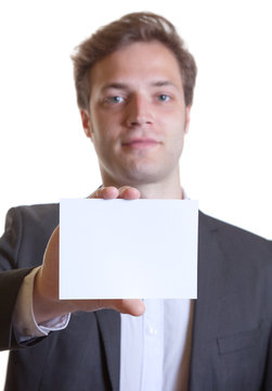 Junger Mann im Anzug mit Karte NEUTRAL
