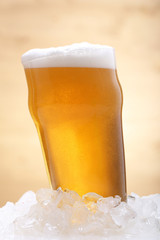 birra bicchiere di birra bionda fredda con ghiaccio
