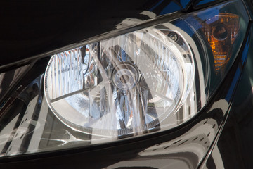 faro de automóvil negro © Siur