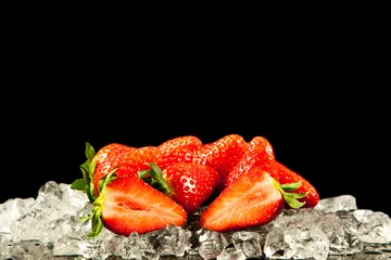 Plexiglas foto achterwand aardbei op zwarte achtergrond. aardbeien met ijsblokjes erop © EwaStudio