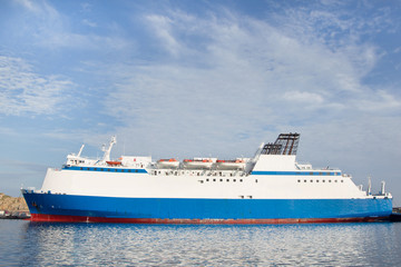 Frachtschiff unter blauem Himmel