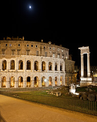 Fototapeta na wymiar Roma, il Teatro di Marcello di notte