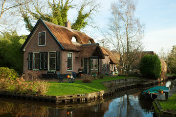 Fototapeta na wymiar Dobrze kraj zobacz w Giethoorn, Holandia.