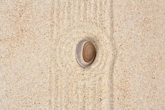 galet zen sur sable