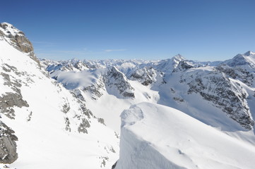 Fototapeta na wymiar Vista che si gode dal Titlis sulle alpi svizzere