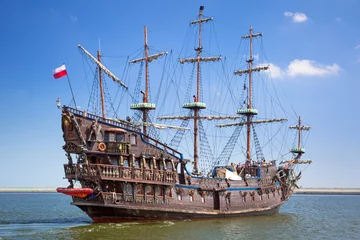 Stickers pour porte Navire Navire de galion pirate sur l& 39 eau de la mer Baltique à Gdynia, Pologne