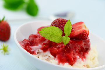 Milchreis mit Erdbeeren