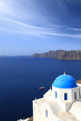 Fototapeta na wymiar Klasyczny kościół na wyspie Santorini w Grecji