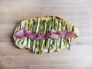 Flammkuchen Holzbrett Vogelperspektive