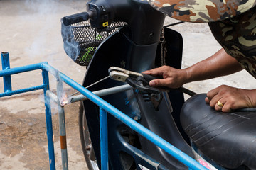 Obraz premium Man working on the metal fork